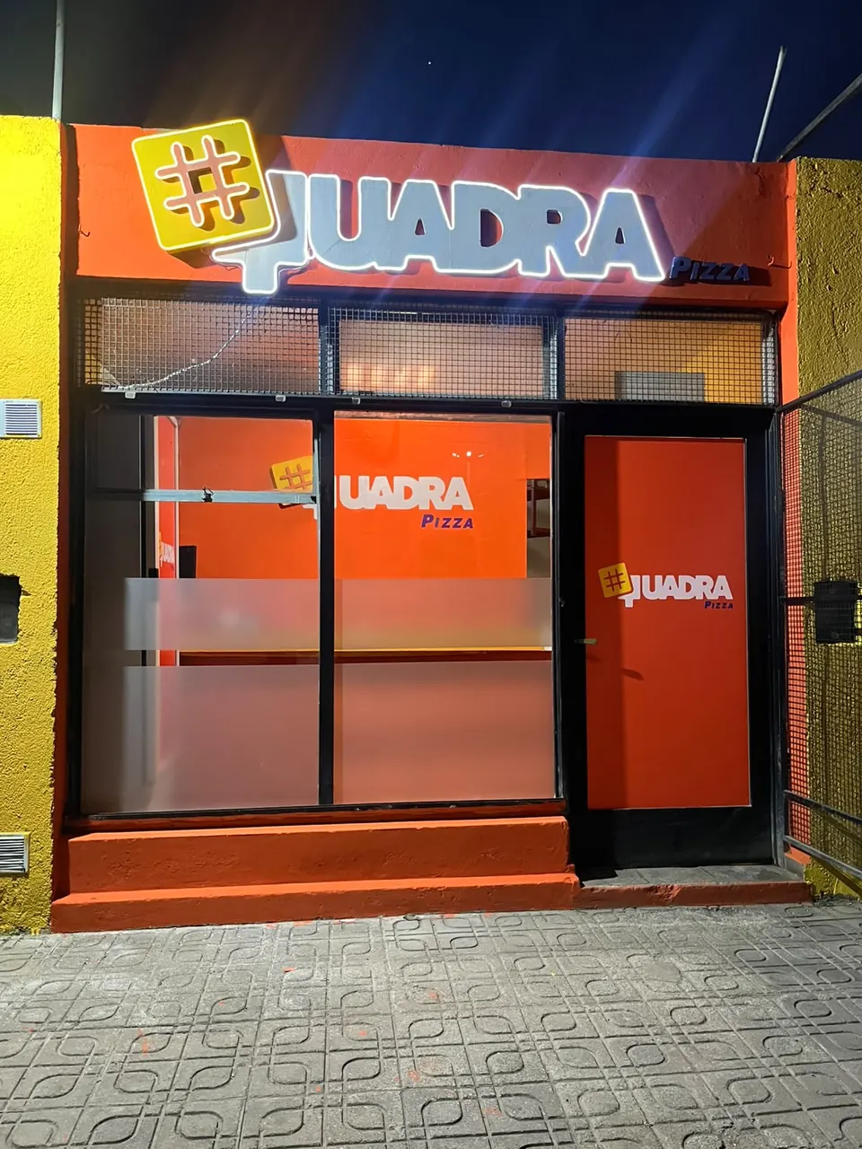 Fachada del local de Quadra Pizza en Yocsina, Córdoba